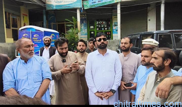 صوبائی حکمران جماعت پی ٹی آئی کے سینئررہنماوں کا ٹاون ہال چترال میں اجلاس کیلئے اجازت نہ ملنے پر روڈ بلاک کرکے احتجاج
