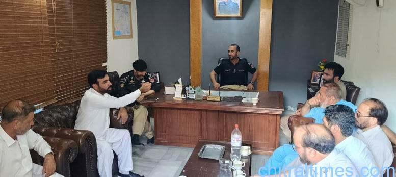 Chitral Times - The voice of Chitral | صوبائی حکمران جماعت پی ٹی آئی کے سینئررہنماوں کا ٹاون ہال چترال میں اجلاس کیلئے اجازت نہ ملنے پر روڈ بلاک کرکے احتجاج chitraltimes pti chitral protest against district admin 2