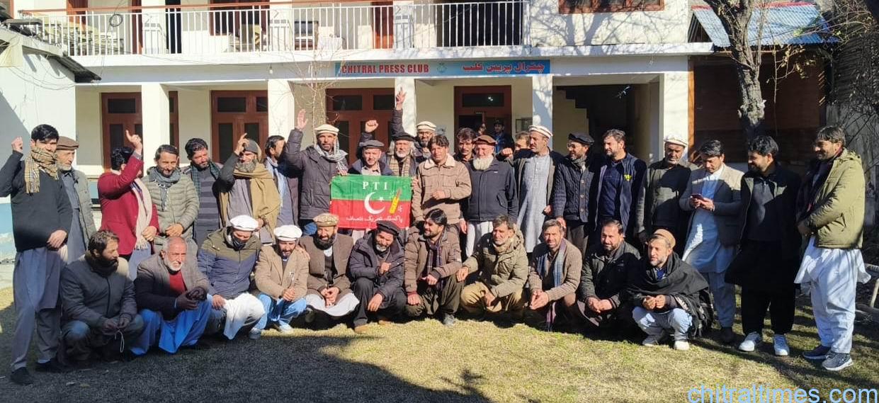 Chitral Times - The voice of Chitral | ورکرز کمیٹی پی ٹی آئی لویر چترال کا سی اینڈ ڈبلیو اور دوسرے محکمہ جات میں مبینہ طور پر بڑے پیمانے پر کرپشن اور بدعنوانیوں کی اعلیٰ پیمانے پر تحقیقات کرانے کا مطالبہ chitraltimes pti workers press confrence 1