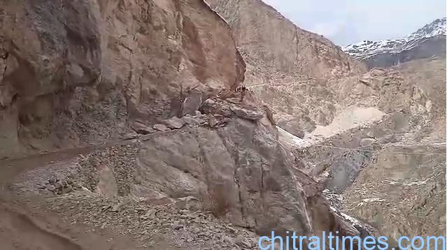 chitraltimes pursan road blocked due to land slide