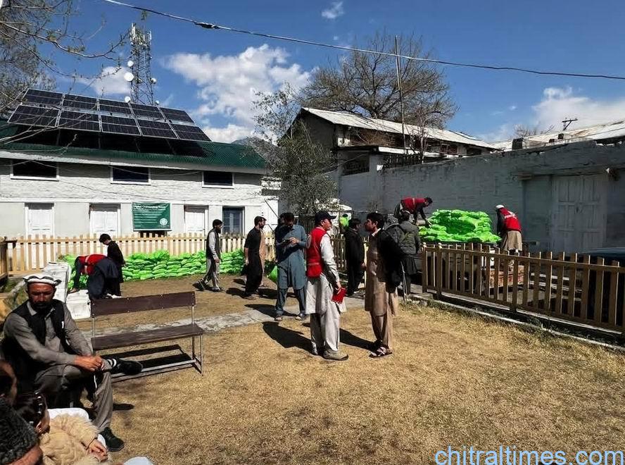 Chitral Times - The voice of Chitral | گورنر خیبر پختونخوا کی ہدایات پر ہلال احمر کی ٹیم آرندو کے متاثرین کی مدد کیلئے پہنچ گئی، امدادی سامان تقسیم chitraltimes red cresent relief for arandu idps 2