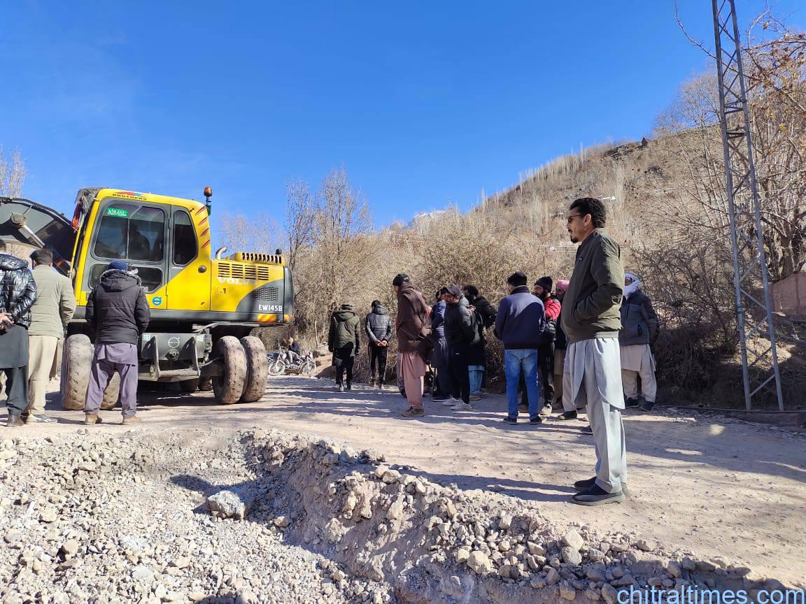 Chitral Times - The voice of Chitral | ضلعی انتظامیہ اپر چترال کی زیر نگرانی چترال مستوج روڈ پر شادر ریشن میں چڑھائی کو ہموار کرنے کا کام جاری۔ضلعی انتظامیہ اپرچترال chitraltimes reshun shadr road repairing work in progress 7