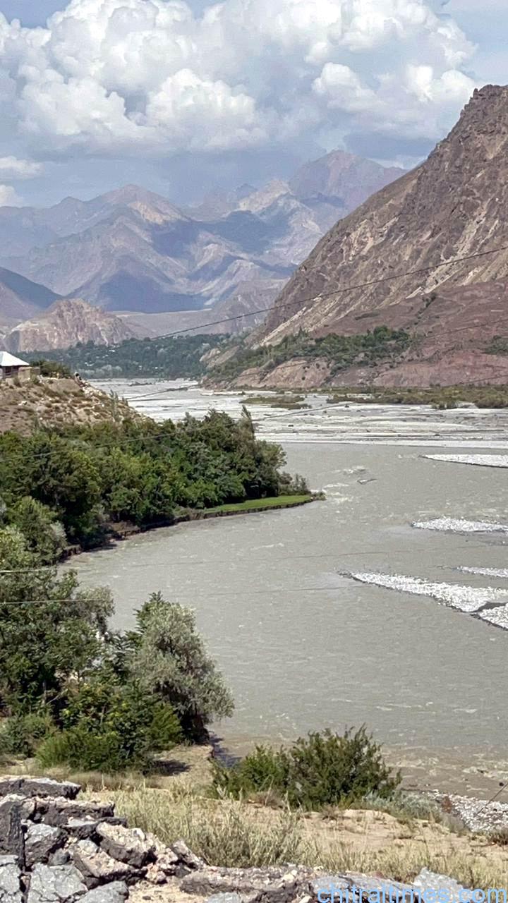 Chitral Times - The voice of Chitral | دریائی کٹاو کی زد میں جنالی کوچ میں اب تک چھ گھر، فصلیں اور باغات دریا برد ہوچکے ہیں، مکینوں کا مستقل بنیادوں پر آبادکاری کا مطالبہ chitraltimes river erosion Junali koch upper chitral 2