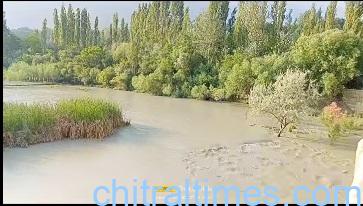 چترال میں گرمی کی شدت میں اضافہ، دریائے چترال بپھرگیا ، مستوج میں کئی گھر اور باغات زیراب آگئے، ڈی سی کے زیرصدارت گلوف الرٹ حوالے سے اجلاس، کسی بھی ہنگامی صورتحال سے نمٹنے کیلئے تیاری کا جائزہ لیا گیا