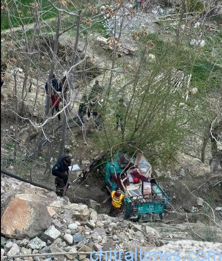 chitraltimes road accident junali koch and thq hopital ambulance 1