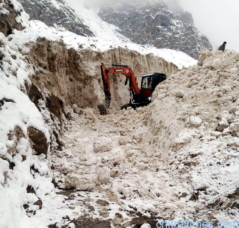 chitraltimes road snow clearence arkari shishikoh lowari 7
