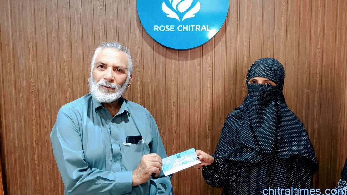 روز چترال کی طرف سے دو ہونہار طالبا ت کو پچاس پچاس ہزار روپے سکالرشپ کے چیک دینے کی تقریب