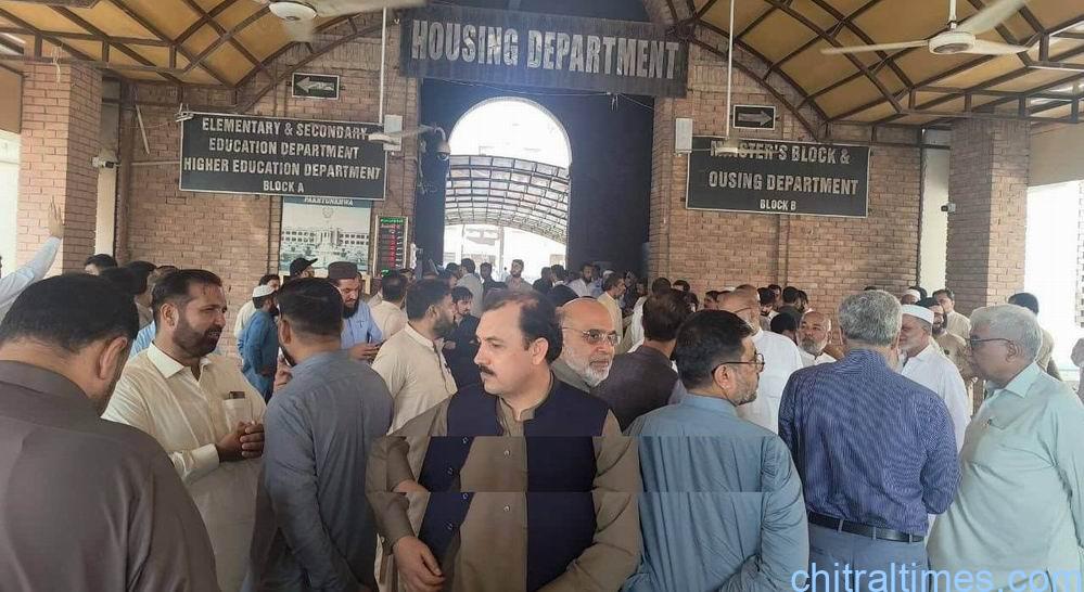 وزیراعلی کے معاون خصوصی برائے ریلیف کا مسلح افراد کے ہمراہ سیکرٹری ایلیمنٹری اینڈ سیکنڈری ایجوکیشن کے دفتر پر مبینہ دھاوا، سیکرٹریٹ افسران نے بطور احتجاج اپنے دفاتر چھوڑ دیئے