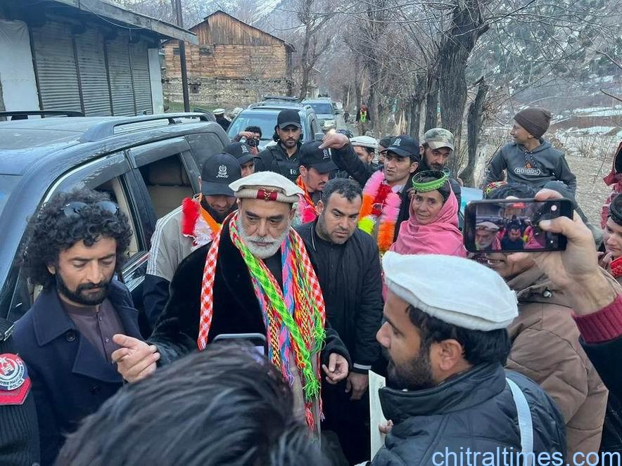 سینیٹر محمد طلحہ محمود کی کوششوں سے افغانستان سے بازیاب وادیٔ کیلاش کے تین مغوی باشندے شیخاندہ پہنچ گئے، علاقے میں خوشی کا سماں، طلحہ محمود پرپھولوں کی پتیاں نچھاور کردیئے گئے