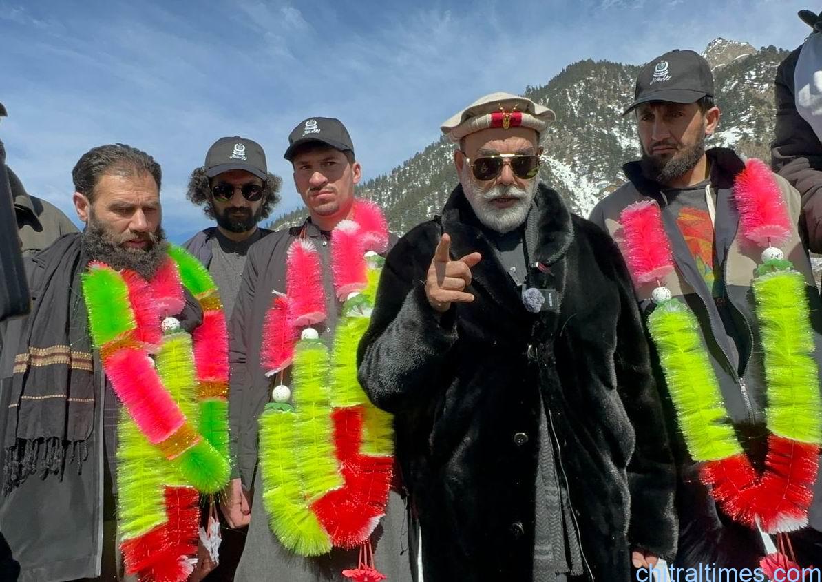 افغانستان سے بازیاب کالاش ویلی کے تین باشندے چترال پہنچ گئے، سینیٹر طلحہ محمود کا پرتباک استقبال