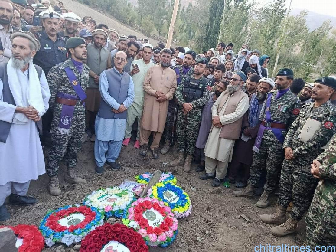 چترال کا ایک اور فرزند وطن عزیز پر قربان، فوجی اعزاز کے ساتھ مداک گاوں میں سپردخاک