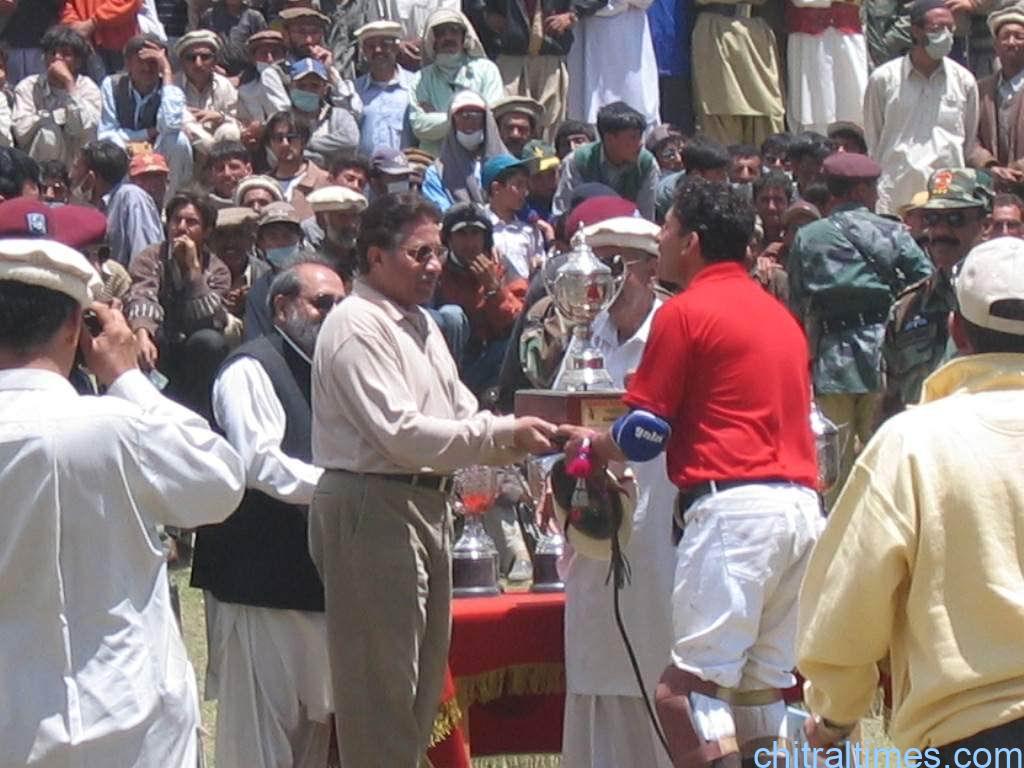 chitraltimes shandur 2005 president gen musharraf giving away trophy to shahzada sikandar