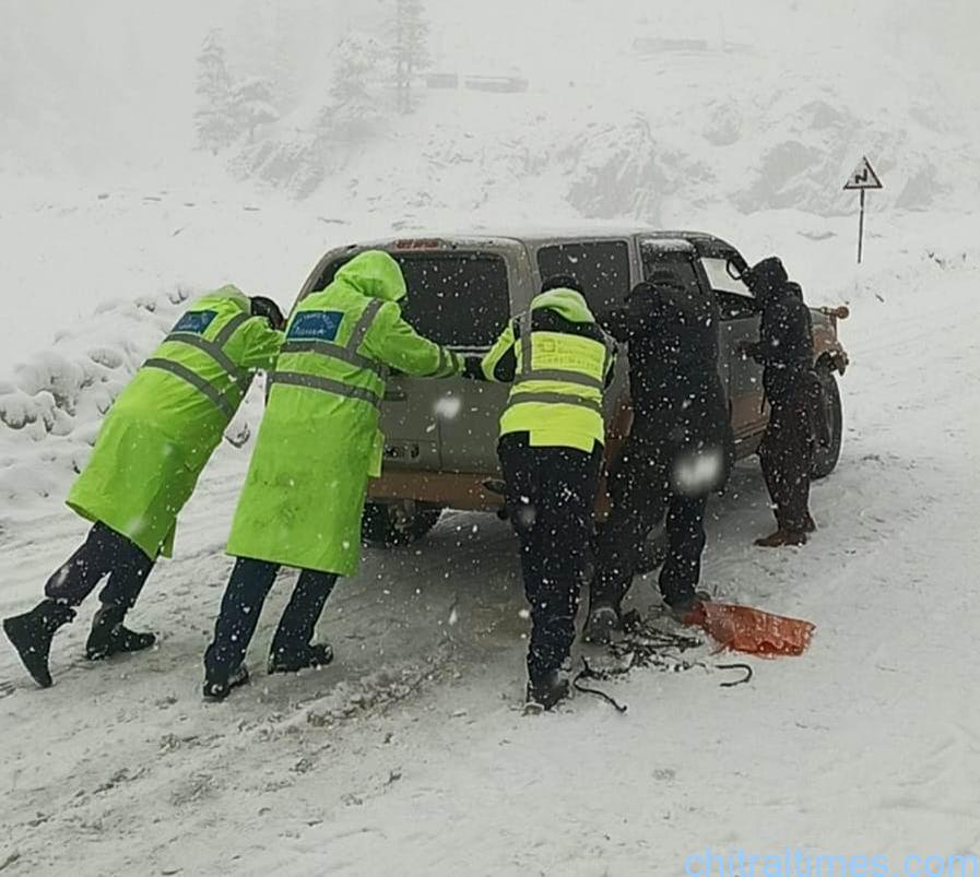 چترال شہر میں سیزن کی پہلی برفباری، لواری ٹنل ایریا میں دس انچ برف، انتظامیہ کی احتیاطی ہدایات