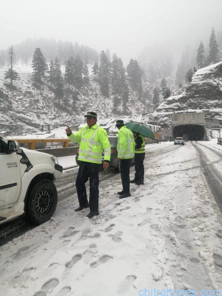 chitraltimes snowfall at lowari tunnel approach road 1