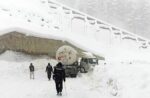 chitraltimes snowfall in lowari tunnel area police help passengers 3