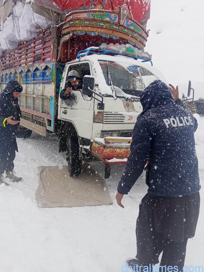 chitraltimes snowfall in lowari tunnel area police help passengers 4
