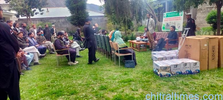  سوشل ویلفیئر ڈیپارٹمنٹ لوئیر چترال کے زیر اہتمام افرادِ باہم معذوری میں امدادی سامان اور آلات تقسیم