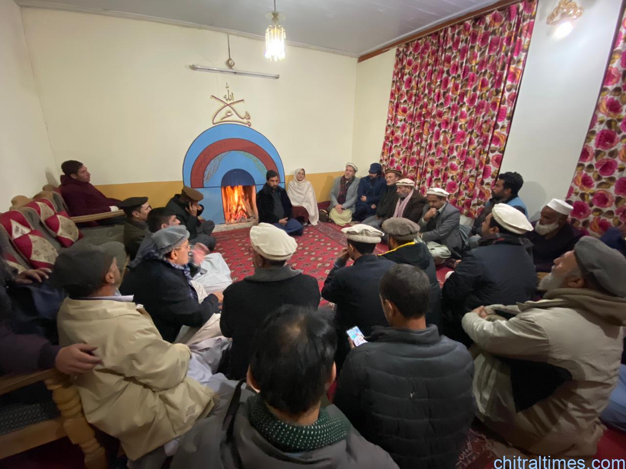 chitraltimes suraya bibi ds kp meeting with members of protest camp of reshun upper chitral 1