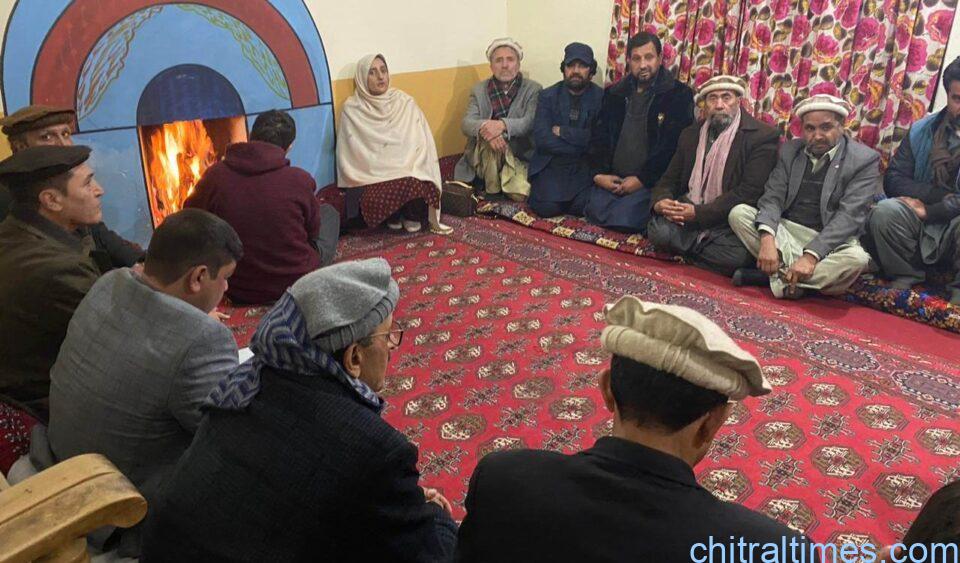 chitraltimes suraya bibi ds kp meeting with members of protest camp of reshun upper chitral 2