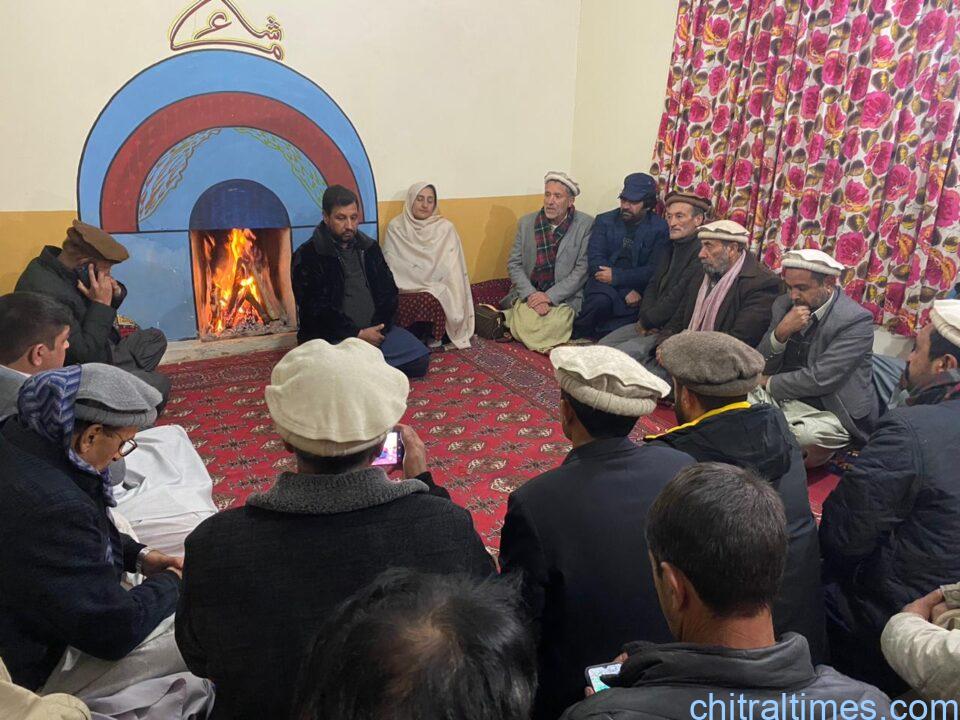 chitraltimes suraya bibi ds kp meeting with members of protest camp of reshun upper chitral 3