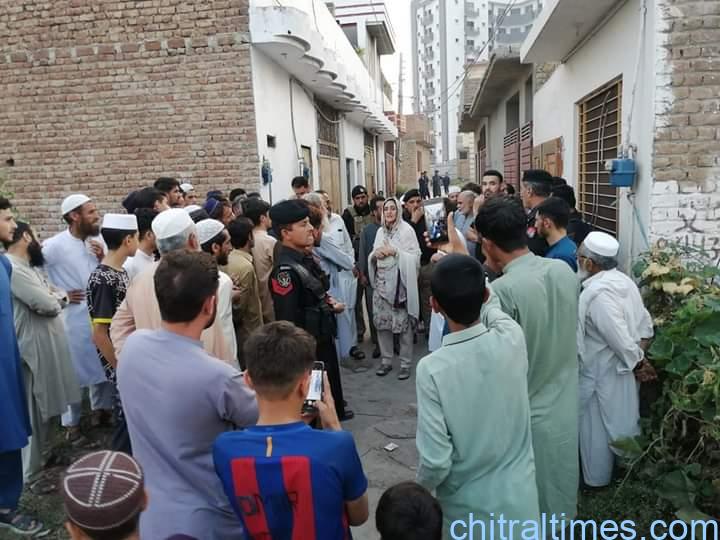 پشاور میں ایک اورچترالی نوجوان ڈاکوں کے ہاتھوں قتل ، چترالی کمیونٹی سراپا احتجاج، روڈ بلاک کرکے بھرپور احتجاج کیا گیا