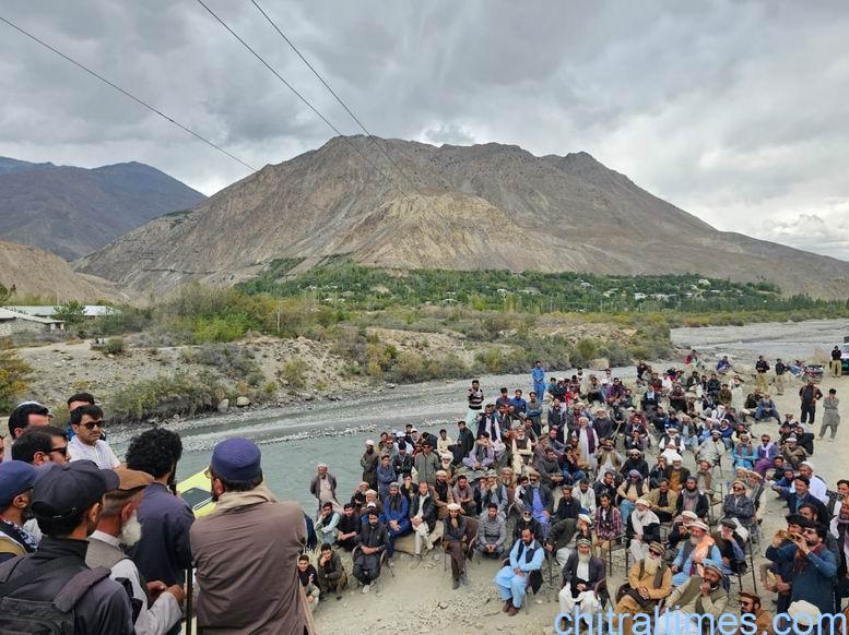 اپرچترال؛ سوروحت پل پر اہالیانِ تورکھو تیریچ کا احتجاجی جلسہ، اسفالٹ مشینری تورکھو منتقل کرنے کا مطالبہ