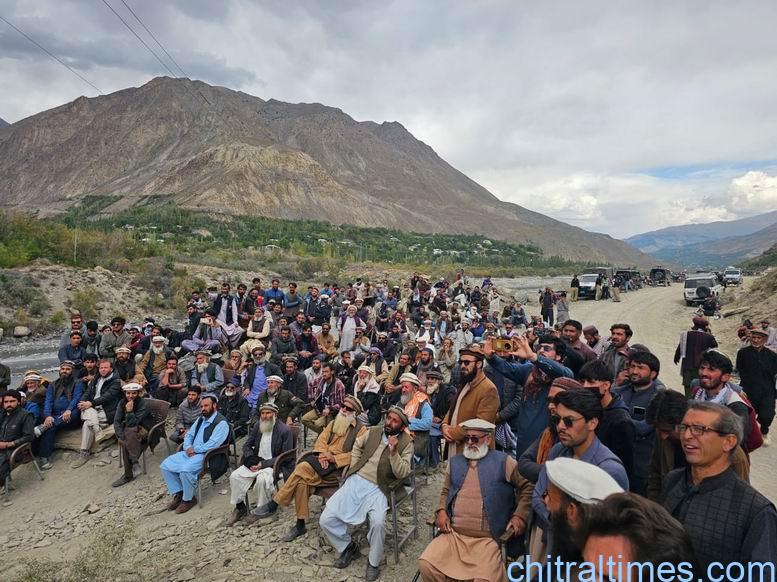 chitraltimes torkhow and terich inhabitant protest in sorwakht bridge 2