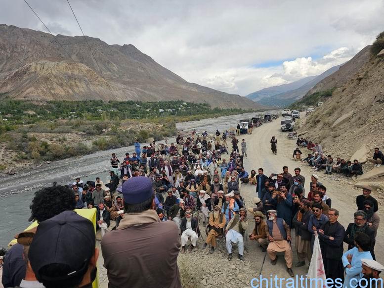 chitraltimes torkhow and terich inhabitant protest in sorwakht bridge 3