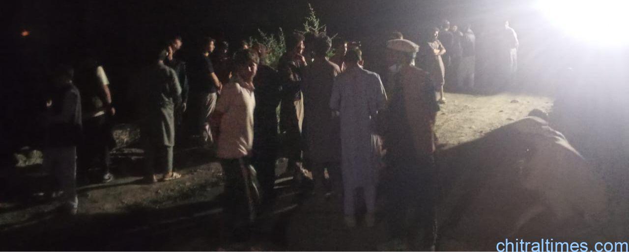 chitraltimes torkhow buzund road protest police shelling police injured 4