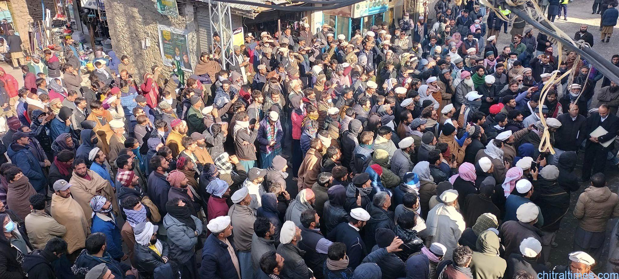 بونی تورکہو روڈ میں مبینہ کرپشن اور غیرمعمولی تاخیرکے خلاف اہالیان علاقہ کی کامیاب احتجاج، انتظامیہ گھٹنے ٹیکنے پر مجبور، مطالبات کی منظوری کے بعد احتجاجی مظاہرین پرآمن منتشر ہوگئے