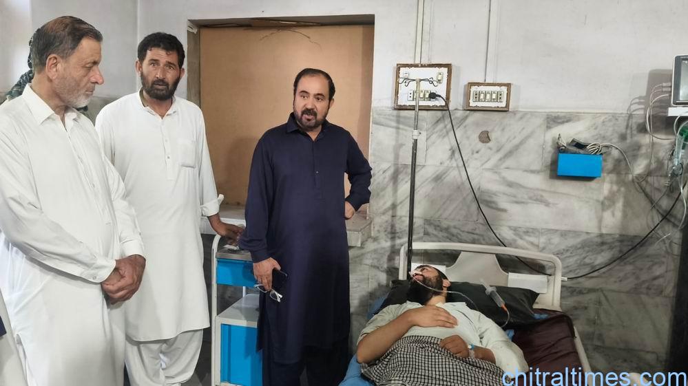 بونی تورکہوروڈ پر کام کی بندش کے خلاف احتجاج کے پاداش میں گرفتار نوجوان  پولیس اسٹیشن میں بیہوش، چترال ریفر، علاقے کی عوام کی طرف سے واقعے کی شفاف انکوائری کا مطالبہ    