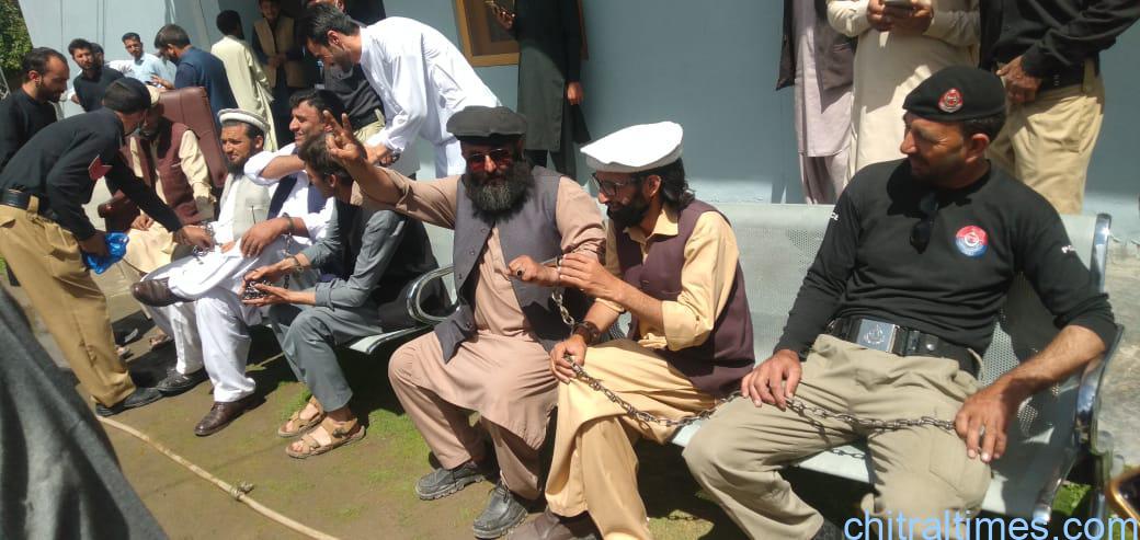 اپرچترال؛ بونی تورکہو روڈ کی تعمیر میں غیر معمولی تاخیر اور مبینہ کرپشن کے خلاف احتجاجی جلسہ منعقد کرنے کی پاداش میں ایف آئی آر میں نامز د پانچ ملزمان نے گرفتاری دیدی