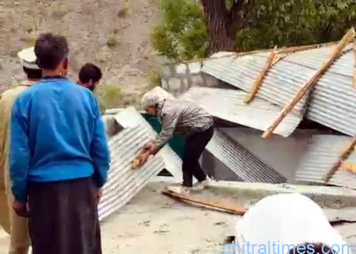 اپرچترال ؛ تیز آندھی اور طوفانی ہواؤں کے باعث متعدد گھروں کی چھتیں اڑ گئیں، درختوں کو نقصان پہنچا