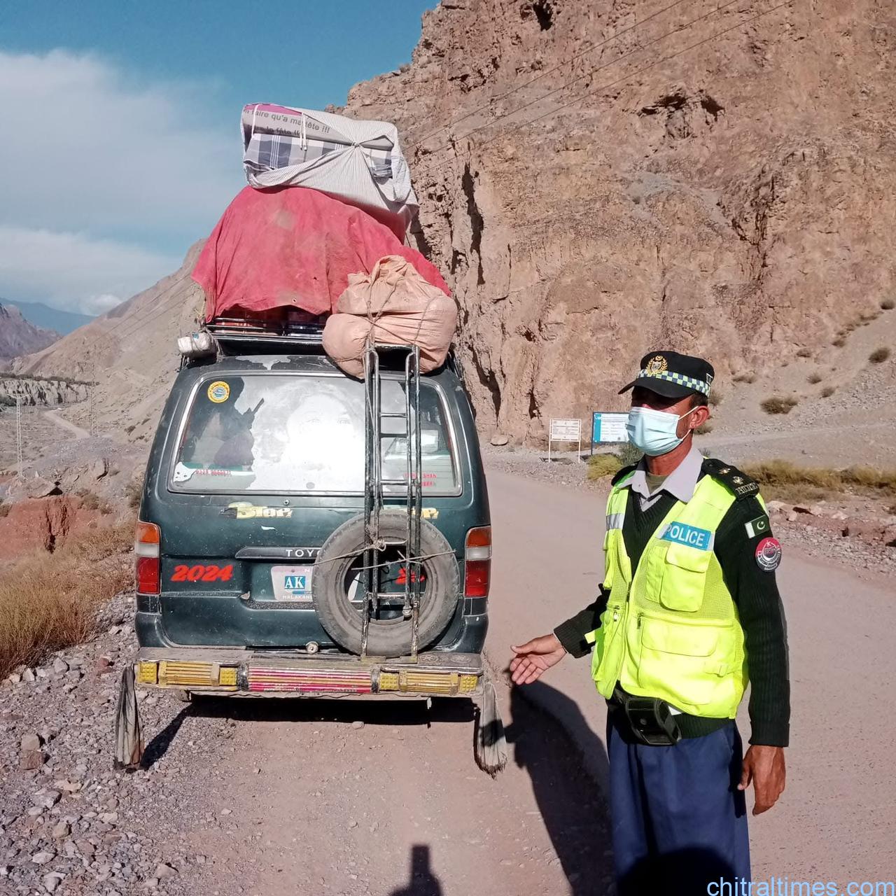 Chitral Times - The voice of Chitral | اپر چترال پولیس کی اوور لوڈیڈ گاڑیوں کےخلاف کاروائی ، سوشل میڈیا پروائرل تصویر پر ایکشن ، بھاری جرمانہ chitraltimes upper chitral police action against over loaded vehicle flyingcoach 3