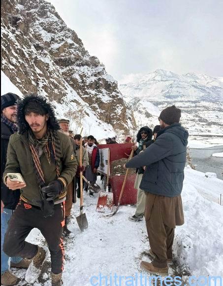 chitraltimes upper chitral snow clearence dc visit charun road