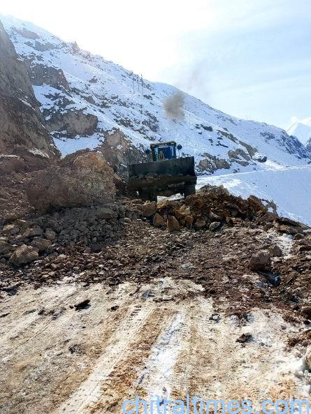 chitraltimes upper chitral snow clearence dc visit kalak road