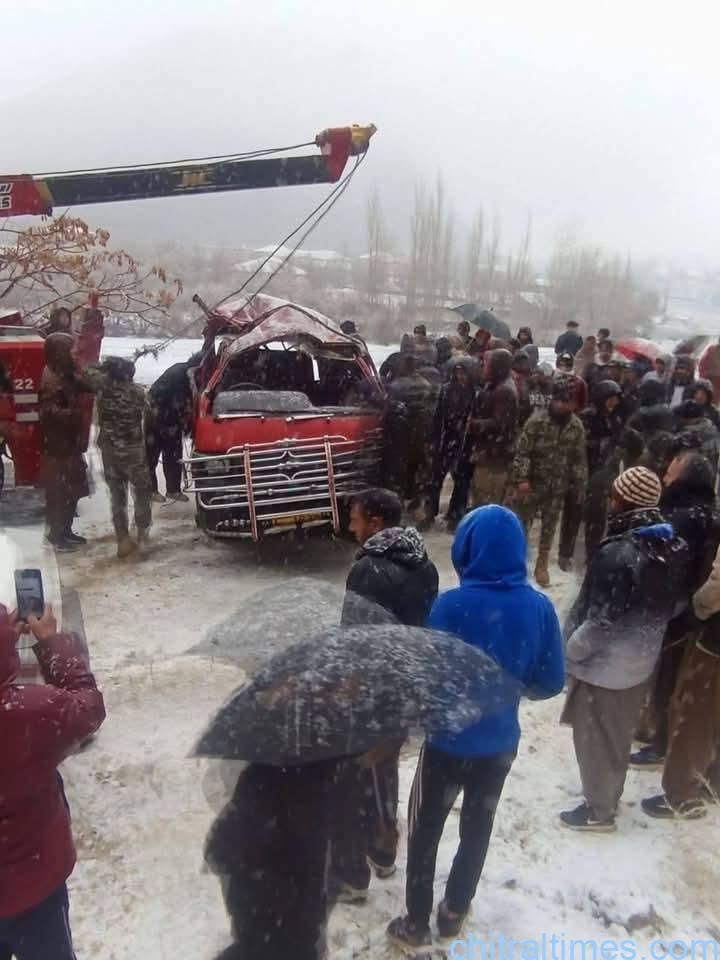 chitraltimes vehicle accident in kuragh 2