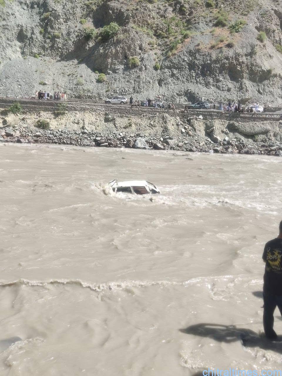 chitraltimes vehicle plunged into river near kuju 1