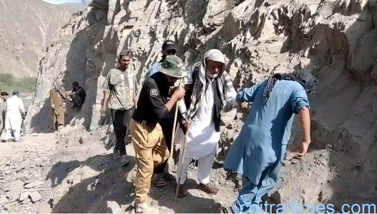Chitral Times - The voice of Chitral | ٍٍگرم چشمہ روڈ سیلاب برد ہونے کے تیسرے روز بھی ٹریفک کے لئے بند، عوامی حلقے پریشان chtiraltimes garamchashma road closed police helping passengers to cross road block